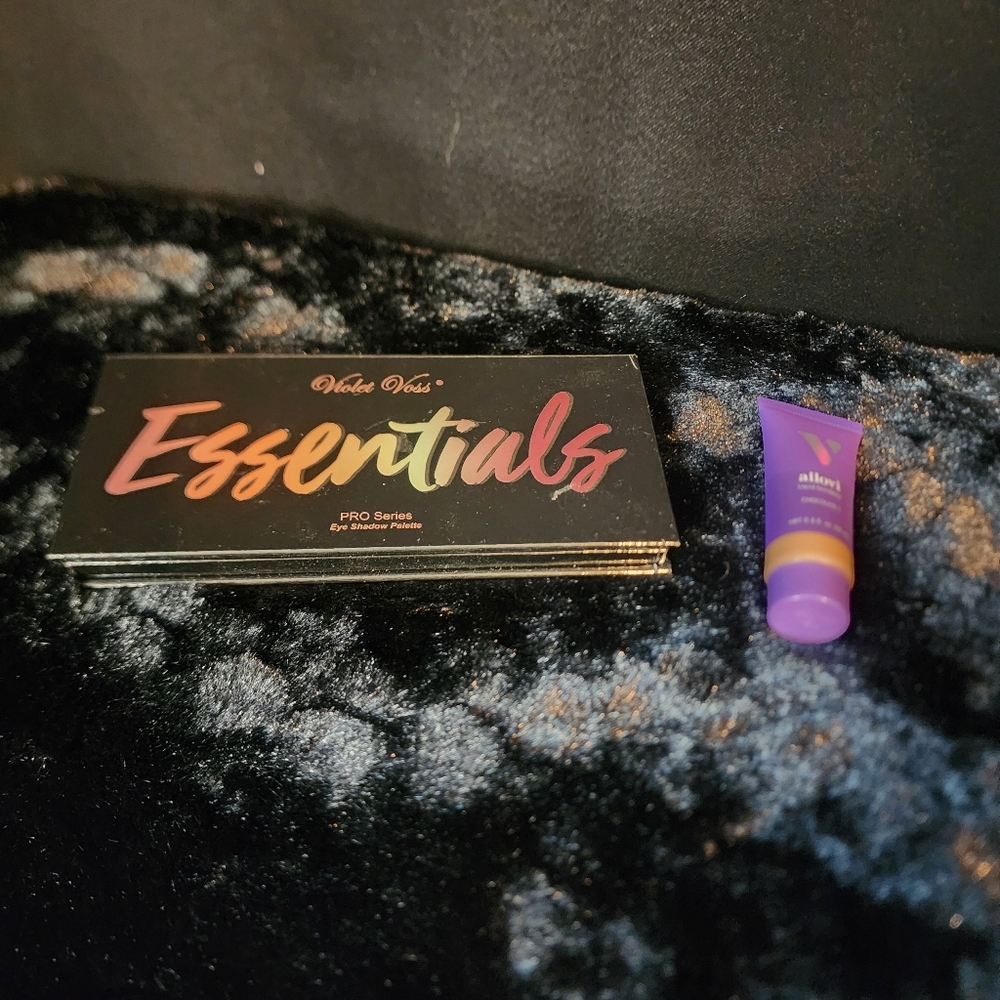 Violet Voss Essentials Eyeshadow Palette & Chocolate Liquid Foundation